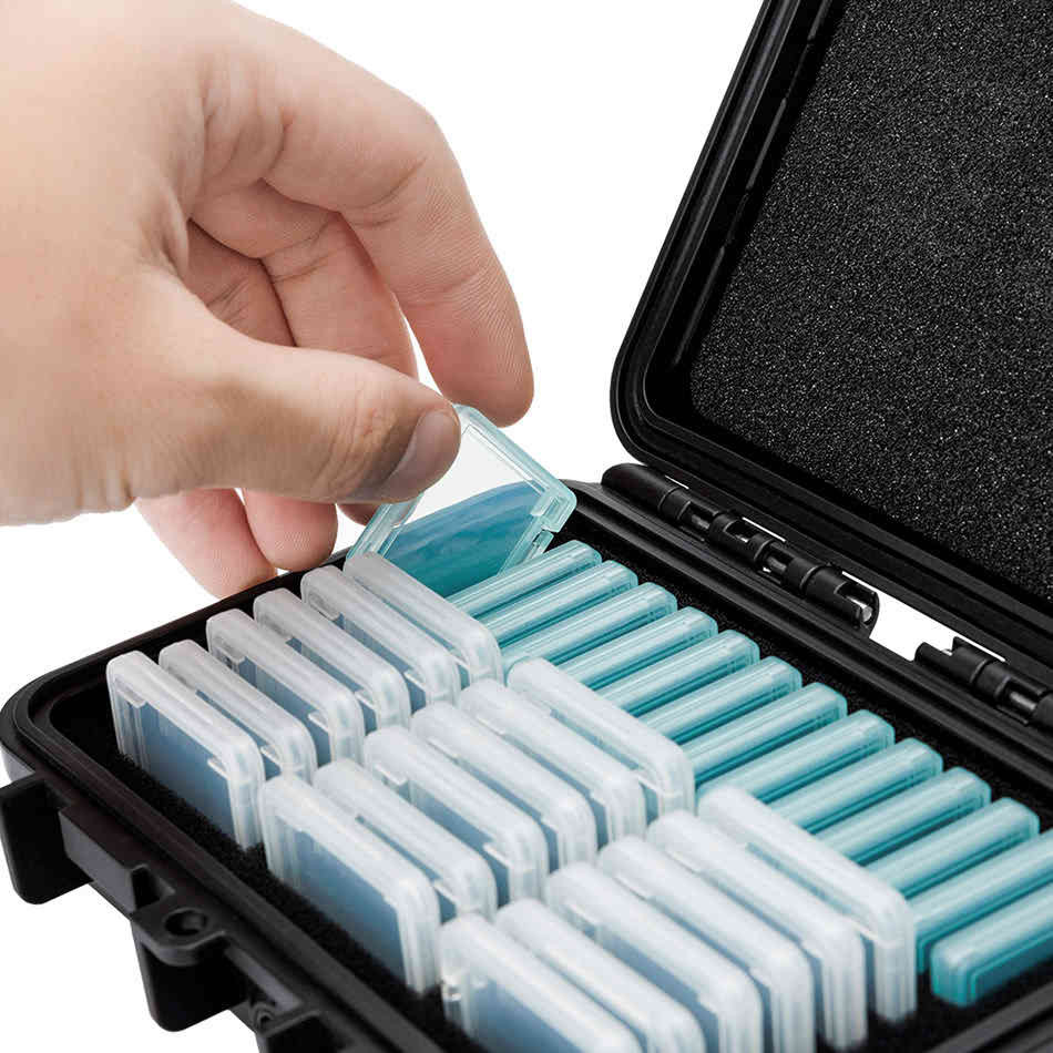 Защитный бокс на четырнадцать CFexpress Type A и восемнадцать SD карт памяти