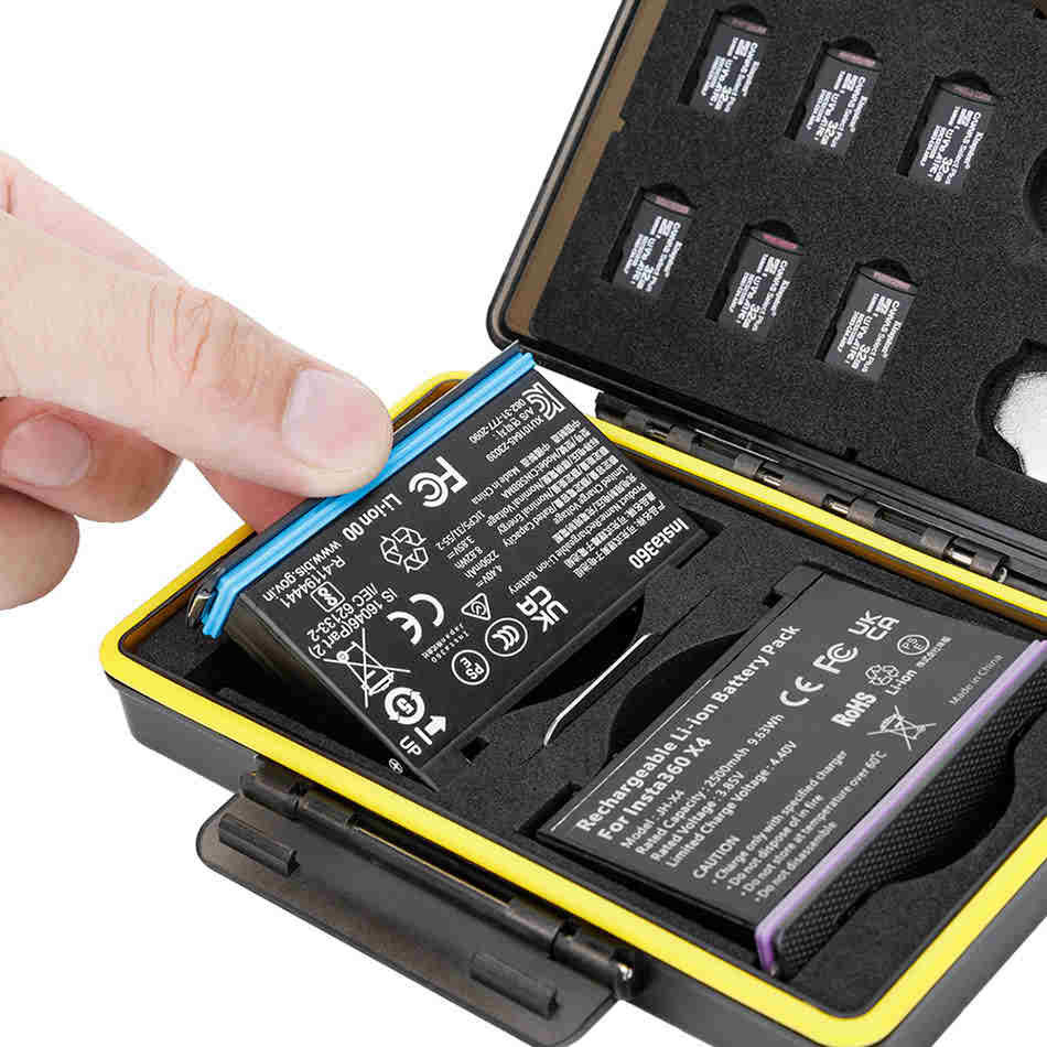 Защитный бокс на два аккумулятора Insta360 X5 / X4 / X3, карт памяти microSD и AirTag